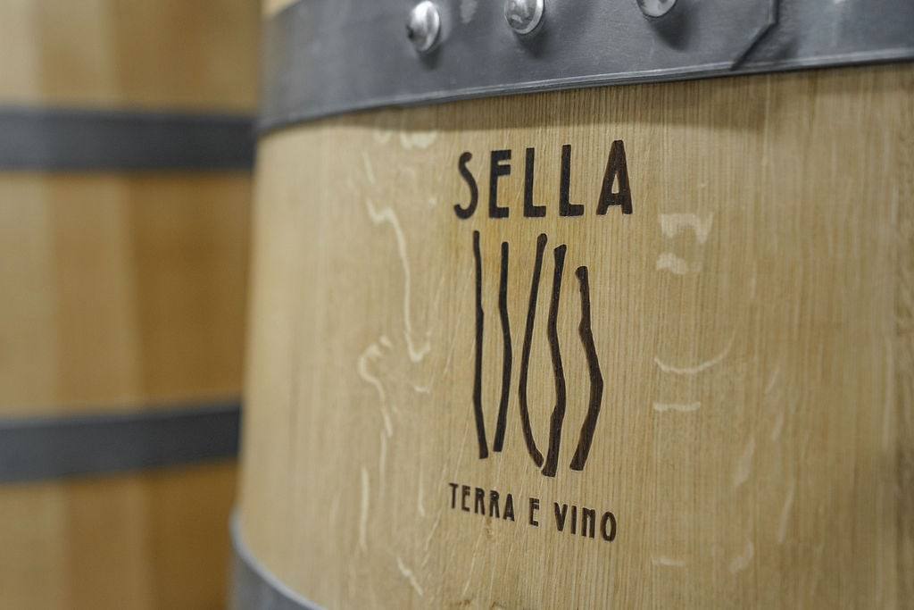 Dettaglio di un tino in rovere con il marchio Sella Terra e Vino